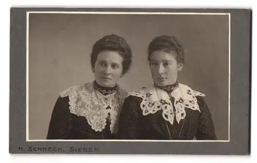 Fotografie H. Schmeck, Siegen, Bahnhofstrasse 12, zwei Frauen in sehr ähnlichen Kleidern