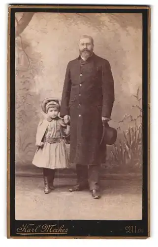 Fotografie Karl Meckes, Ulm, Glöcklerstrasse 11, Vater mit Vollbart und Tochter an der Hand