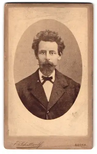 Fotografie F. Schuttwolf, Gotha, Löwen-Strasse 3, bürgerlicher Herr mit zauseligem Haar