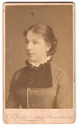 Fotografie C. F. Beddies & Sohn, Braunschweig, Kuhstrasse 10, attraktives Fräulein im Portrait