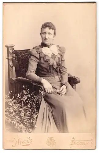 Fotografie Atelier Adèle, Dresden, Striesener Platz 11, bürgerliche Frau in tailliertem Kleid