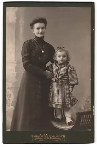 Fotografie Atelier Wendsch, Dresden, Leipzigerstrasse 58, zufriedene Mutter mit ihrer Tochter