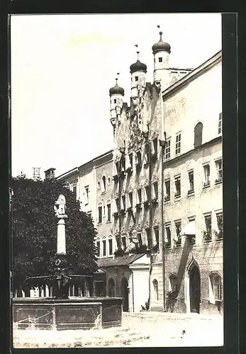 Foto-AK Burghausen a. d. Salzach, Stadtplatz mit Brunnen