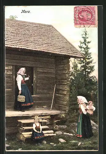 AK Mora, schwedische Bäuerinnen am Holzhaus