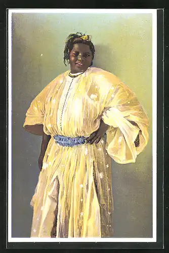 AK Afrika, junge Frau in luftigen Kleidern, afrikanische Volkstypen