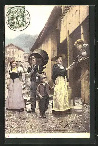 AK Schweiz, Mann und zwei Frauen mit Kind in Tracht