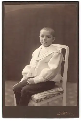 Fotografie A. Wiklund, Falun, Portrait junger Knabe im weissen Oberteil mit Kurzhaarschnitt
