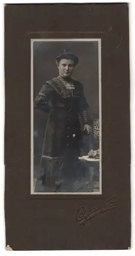 Fotografie Grothe, Ort unbekannt, Portrait Frau Heumüller im dunklen Kleid mit Hochsteckfrisur