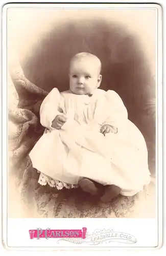 Fotografie P. Carlson, Leadville, Portrait süsses Kleinkind im weissen Kleid