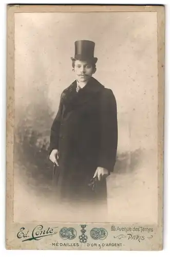 Fotografie Ed. Conte, Paris, Avenue des Ternes 55, Portrait junger Mann im Anzug mit Zylinder und Oberlippenbart
