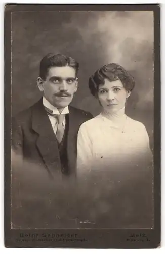 Fotografie Heinr. Schneider, Metz, Steinweg 4, Portrait Mann und Frau im Anzug und Kleid