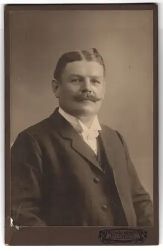 Fotografie Gotthold Wurster, Reutlingen, Metzgerstr. 3, Portrait Karl Koppenhöfer im Anzug mit Fliege, Oberlippenbart