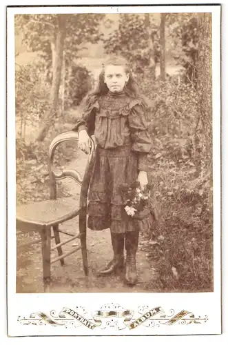 Fotografie L. J. Christophe, Namur, Portrait Mädchen im Kleid mit Blumenkorb im Garten stehend