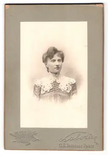 Fotografie Laborier, Paris, R. Boudreau 11, Portrait Dame im Biedermeierkleid mit Spitzenkragen und Halskette