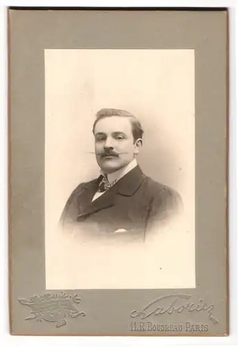 Fotografie Laborier, Paris, R. Boudreau 11, Portrait Herr im Anzug mit Zwirbelbart