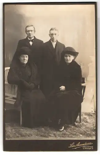 Fotografie Lisa Alevanderson, Jönköping, V. Storgat 3, Portrait Familie in schwarzer Kleidung im Atelier