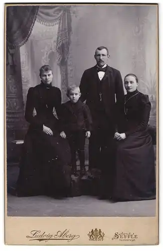 Fotografie Ludwig Aberg, Seffle, Vid stora torget, Portrait Familie in schwarzer Kleidung posiert im Atelier