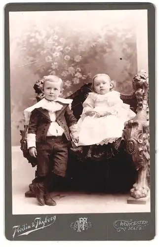 Fotografie Flodin & Thyberg, Worcester / Mass., Main Street 476, Portrait Kinder im Anzug und Kleid mit Segelohren