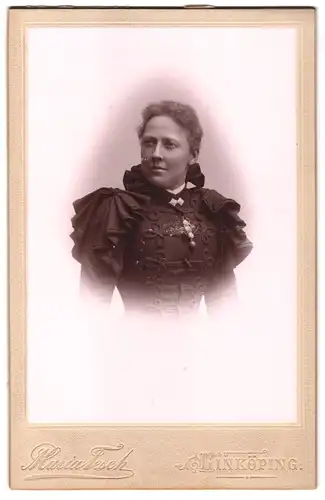 Fotografie Maria Tesch, Linköping, Portrait Dame im besticken Kleid mit Schleife im Haar