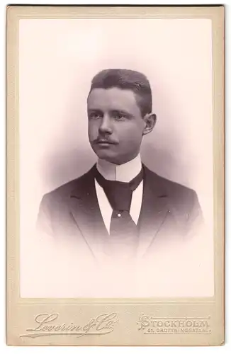 Fotografie Leverin & Co., Stockholm, Drottninggatan 61, junger Schwede im Anzug mit Schlips und Bürstenhaarschnitt