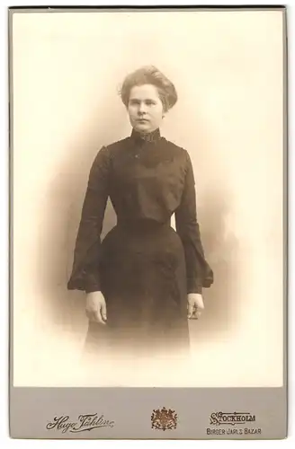 Fotografie Hugo Tahline, Stockholm, Birger Jarls Bazar 3 1/2, Portrait junge Frau im schwarzen Kleid mit Hochsteckfrisur