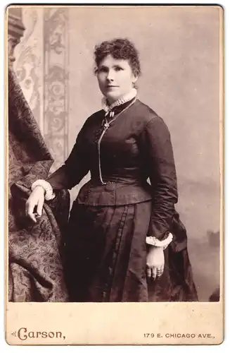 Fotografie Carson, Chicago, E. Chicago Evenue 179, Portrait Frau im taillierten Kleid mit Locken