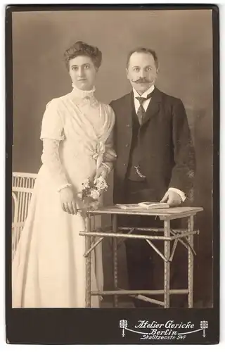 Fotografie Atelier Gericke, Berlin, Skalitzerstr. 54c, Portrait Eheleute im weissen Kleid und Anzug mit Moustache