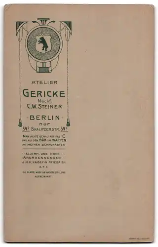 Fotografie Atelier Gericke, Berlin, Skalitzerstr. 54c, Portrait Eheleute im weissen Kleid und Anzug mit Moustache