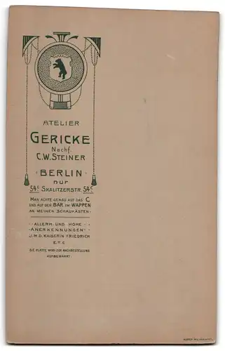 Fotografie Atelier Gericke, Berlin, Skalitzerstr. 54c, Portrait Frau und Mann im Kleid und Anzug mit Moustache