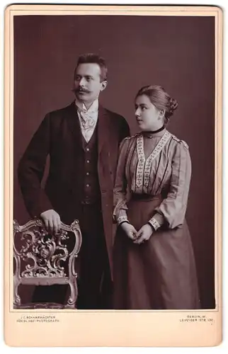 Fotografie J. C. Schaarwächter, Berlin, Leipziger-Str. 130, Portrait Mann und Frau im Anzug und Biedermeierkleid