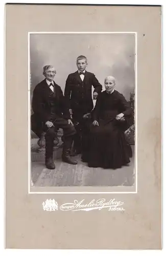 Fotografie Amelie Rydberg, Arvika, Portrait Grosseltern und Enkel im Anzug mit Fliege im Atelier