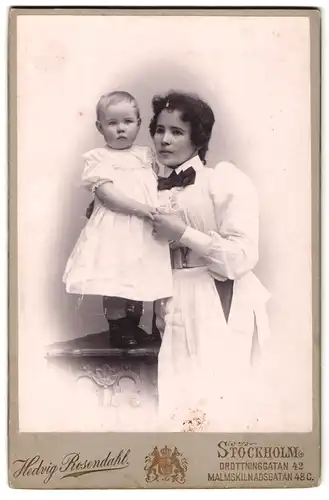 Fotografie Hedwig Rosendahl, Stockholm, Drittninggatan 42, Portrait Mutter mit Tochter im weissen Kleid, Locken