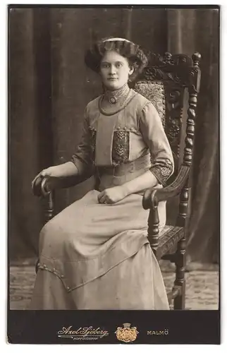 Fotografie Axel Sjöberg, Malmö, Portrait junge Frau im Biedermeierkleid mit Brosche sitzt im Stuhl