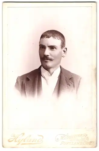 Fotografie Hyland, Portland / Ore., Washington St., Portrait Mann im Anzug mit weissem Schlips und Oberlippenbart