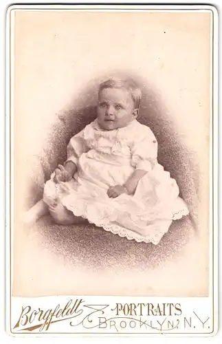 Fotografie Borgfeldt, Brooklyn / N.Y., B`way 850/852, Portrait Kleinkind im weissen Rüschenkleid