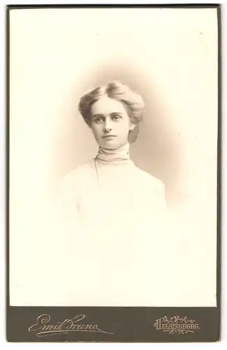Fotografie Emil Bruno, Helsingborg, Portrait junge Dame im weissen Kleid mit zurückgebunden Haaren