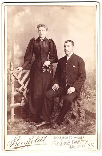 Fotografie Borgfeldt, Brooklyn / N.Y., Broadway 850-852, Portrait Frau und Mann im Kleid mit Puffärmeln und Anzug