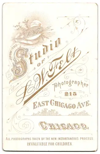 Fotografie Felt, Chicago, Chicago Ave. 215, Portrait Mädchen im weissen Kleid mit Rüschen