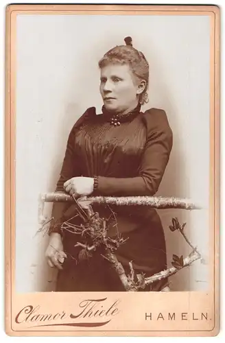 Fotografie Clamor Thiele, Hameln, Osterstrasse 40, Portrait bürgerliche Dame in modischer Kleidung