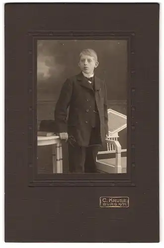 Fotografie C. Kruse, Burg b. M., Portrait junger Mann im Anzug mit Fliege