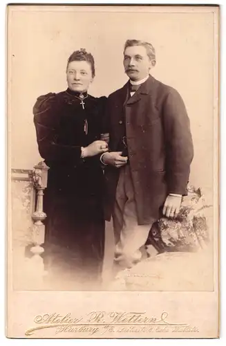 Fotografie R. Wettern, Harburg a. d. Elbe, Seilerstrasse 8, Portrait bürgerliches Paar in modischer Kleidung