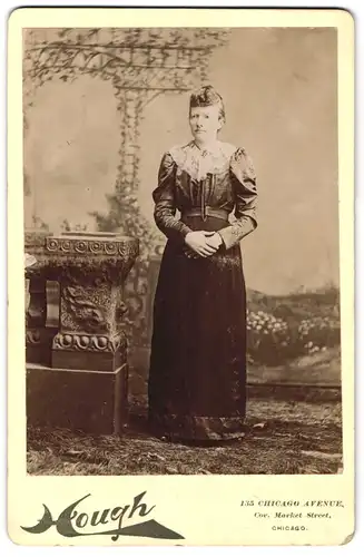 Fotografie Hough, Chicago, 135, Chicago Avenue, Portrait bürgerliche Dame in hübscher Kleidung