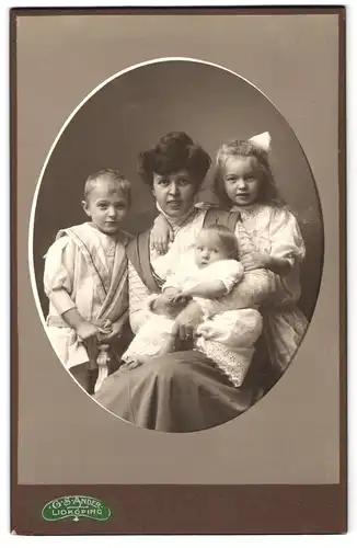 Fotografie G. S. Ander, Lidköping, Portrait bürgerliche Dame mit zwei Kindern und einem Kleinkind