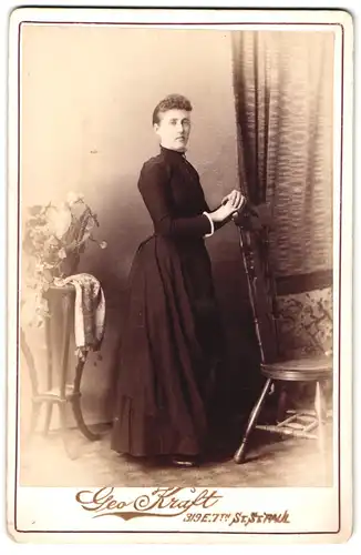 Fotografie Geo Kraft, Wichita, St. Paul, 319, E. 7th St., Portrait junge Dame im schwarzen Kleid