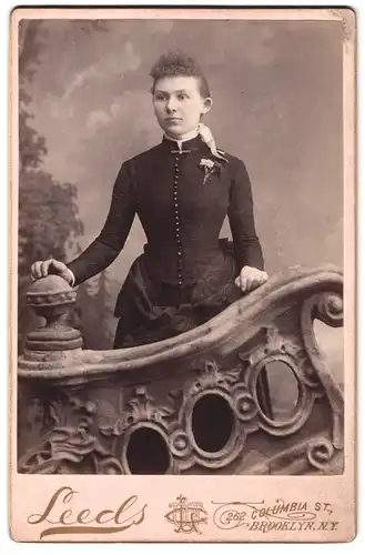 Fotografie Leeds, Brooklyn, N. Y., 262, Columbia St., Portrait junge Dame in modischer Kleidung