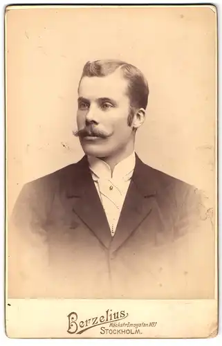 Fotografie Berzelius, Stockholm, Näckströmsgatan 1, Portrait eleganter Herr mit Moustache