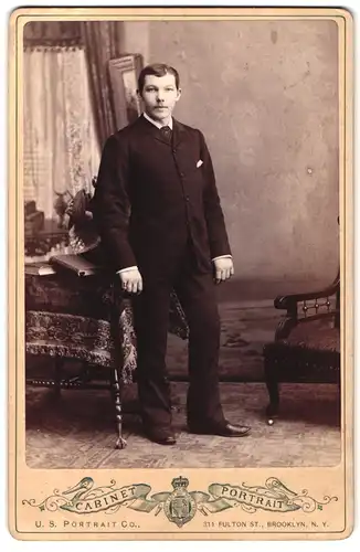 Fotografie Cabinet Portrait, Brooklyn, N. Y., 311 Fulton St., Portrait junger Herr im Anzug mit Krawatte