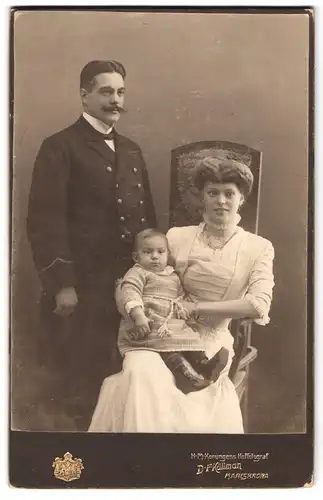 Fotografie D. F. Källmann, Karlskrona, Ronnebygatan 36, Portrait bürgerliches Paar mit einem Kleinkind