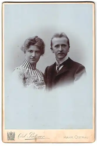 Fotografie Carl Pietzner, Mähr. Ostrau, Brückengasse 21, junge Ehepaar im Portrait
