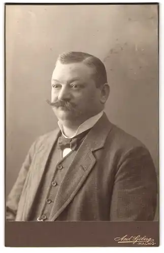 Fotografie Axel Sjöberg, Malmö, älterer Herr mit Schnauzbart